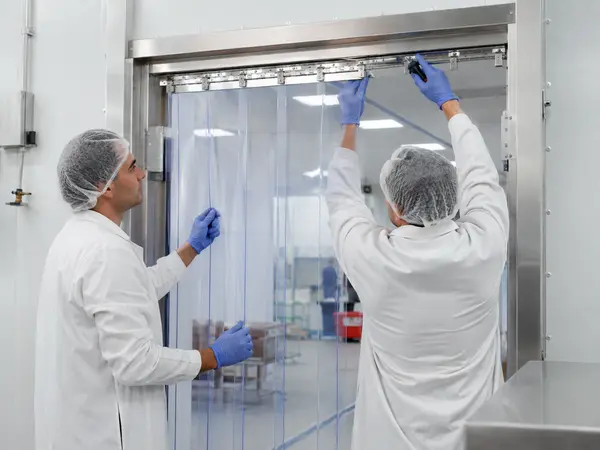 Lắp màn PVC cách nhiệt tại khu chế biến lạnh