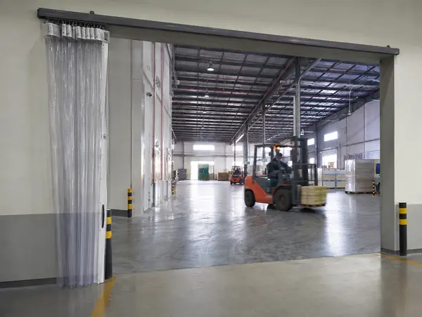 Màn PVC kéo xếp được gom gọn tại cửa kho