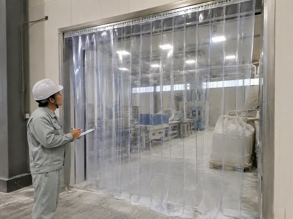 Khảo sát vị trí lắp màn PVC tại cửa nối khu sản xuất với hành lang xuất nhập hàng
