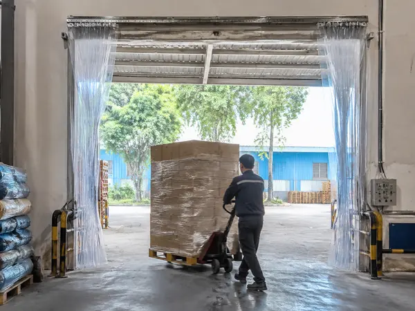 Màn PVC kéo xếp tại cửa kho